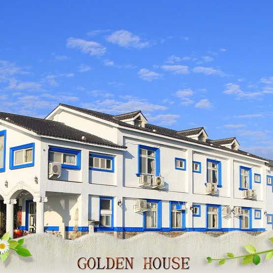 歐式宮廷建築風格的黃金屋，坐落於親水公園旁，水稻田環繞，地處宜蘭中心 點，到各景點皆方便。房間全面採用柚木實木地板、獨立筒彈簧床墊，六人房以 上並有挑高樓中樓的設計，適合大小家庭、機關團體住宿。早晨，