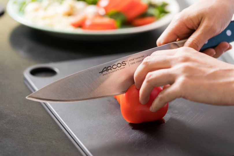 要用鋒利的刀才能將大番茄完整漂亮的切開。（圖／ARCOS阿科斯提供）