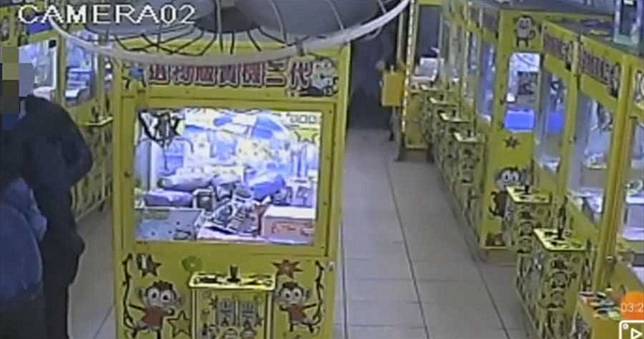 神手掏空別人機台　娃娃機台主遭8惡煞爆頭橫死