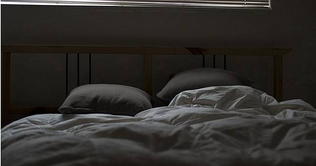傳低胸照、腿部特寫照挑逗男子　人妻控告性侵不成