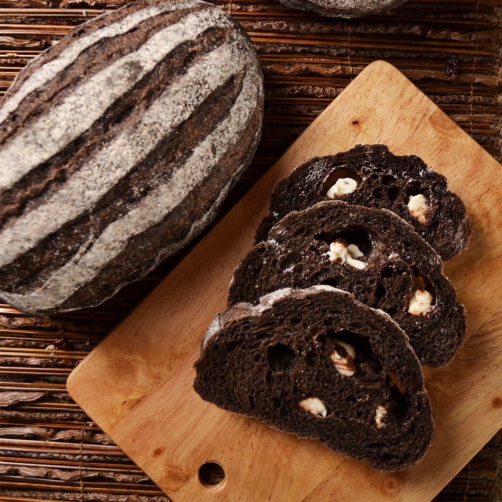 Q軟咬勁遇上細滑巧克力，扎實、綿密，入口後來有餘韻乳酪與巧克力慢慢融化後呈現層次豐富且清爽。成分:葡萄液種.法國專用麵粉.老麵.奶油.乳酪.水滴巧克力※麵包因夏日高溫，放在常溫的宅配車裏頭容易有發霉等