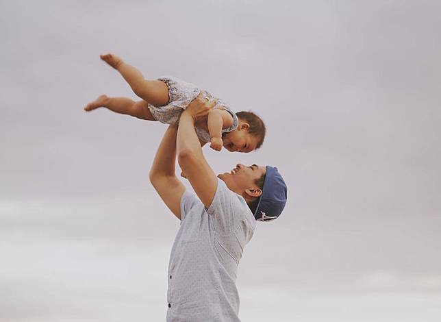 10 Potret Bapak Artis Gendong Anak, Suami Idaman Banget Sih