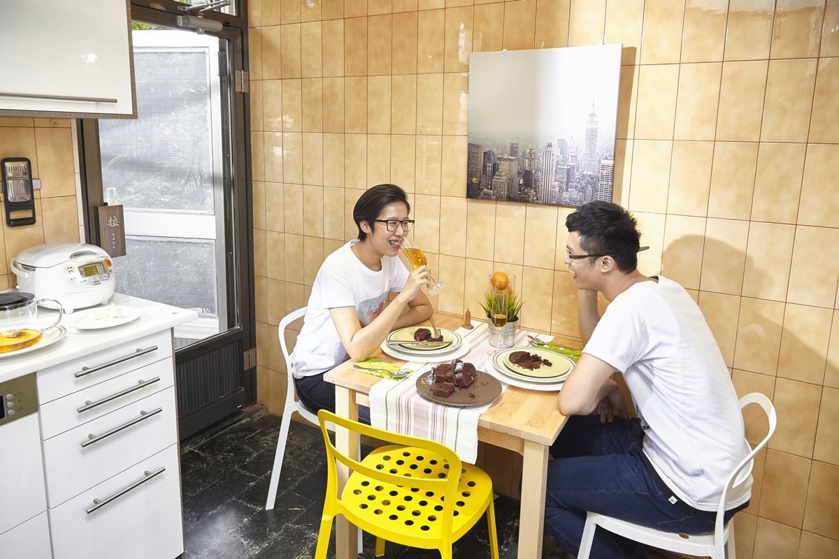 與家人一起住在高雄市彌陀區，本身喜歡做菜，並學習西