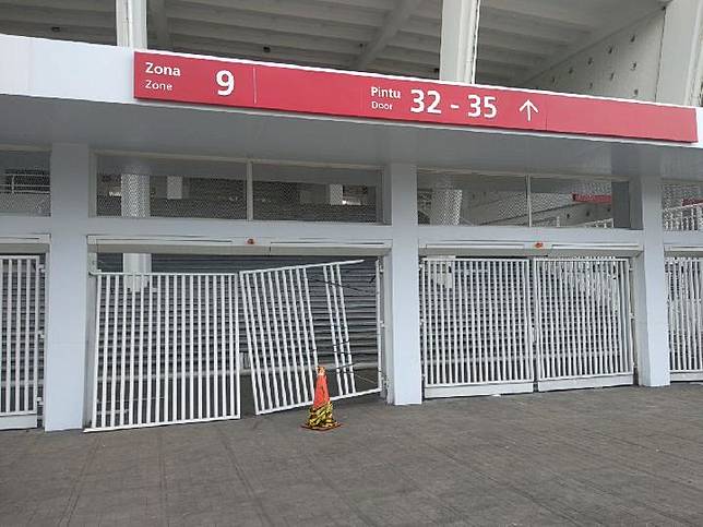 Empat pintu di Stadion Utama Gelora Bung Karno rusak didobrak penonton dalam laga Final Piala Presiden 2018, Sabtu, 17 Februari 2018. Tempo/M Rosseno Aji