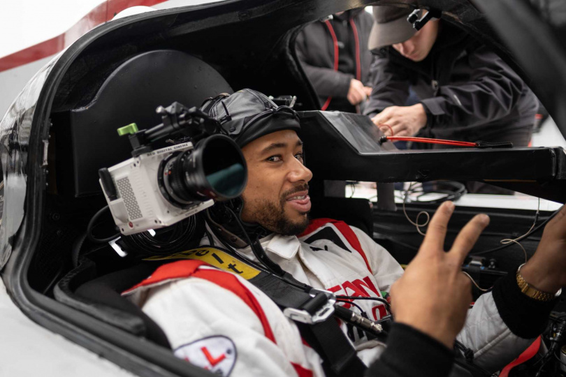 為了捕捉演員在時速225公里飆速中的畫面，劇組特別在車頂打造一個副艙，讓特技車手能夠在這個空間裡操控賽車。