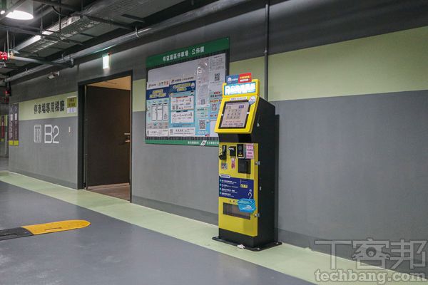 停車場內的繳費機維護成本不低，所以常常可見偌大一層的停車場內，僅配置一兩台可以使用。
