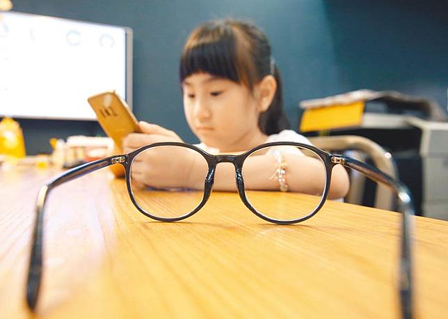 恐怖!沉迷滑手機 國二生視網膜剝離