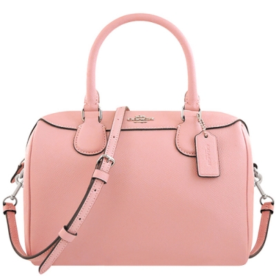 小型波士頓包，防刮皮革設計 正面以立體馬車LOGO飾牌妝點 另有一斜背帶，可斜背或肩背使用