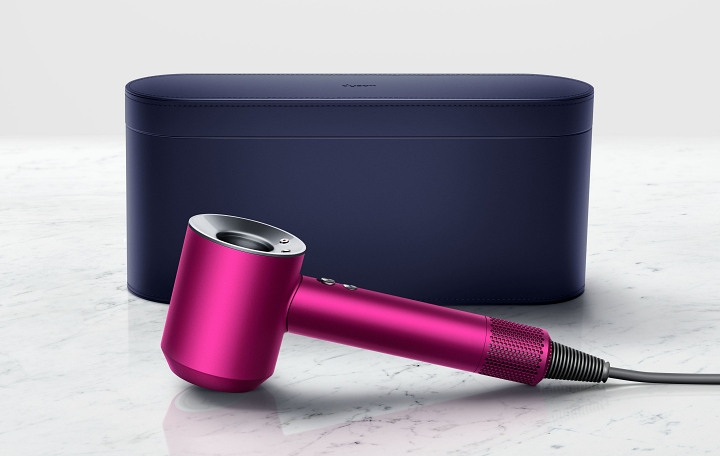 購買 Dyson Supersonic 全桃紅色節日限定版售價 16,600 元，除了附有精美禮盒，還加贈專用底座。