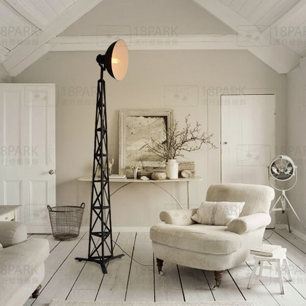 一盞燈能創造多大的差別? 無論你想轉換居家空間的氣氛或是基本的功能照明，選對燈具讓你可以自在窩在沙發上閱讀小說，或在家舉辦單身派對! 現在就輕輕開啟電燈的開關，創造出你家客廳的各種可能性。