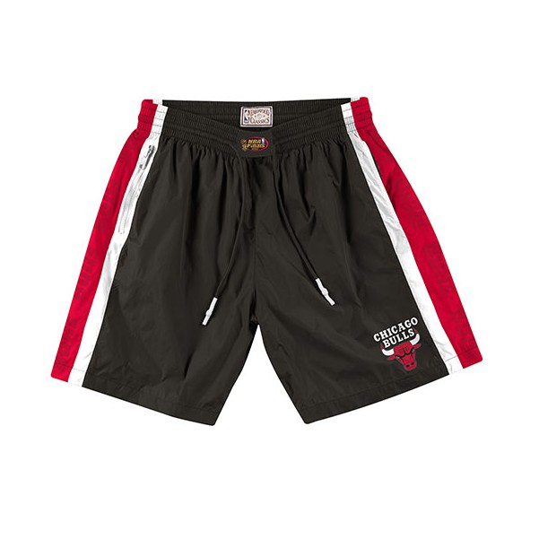 ‧100%尼龍‧內裡100%聚酯纖維‧抽繩調整鬆緊‧燙印球隊圖案‧腰前刺繡NBA Logo‧拉鍊口袋設計此網站為 Mitchell & Ness 台灣總代理之官方網路商店，請放心購買。庫存皆為準確，但