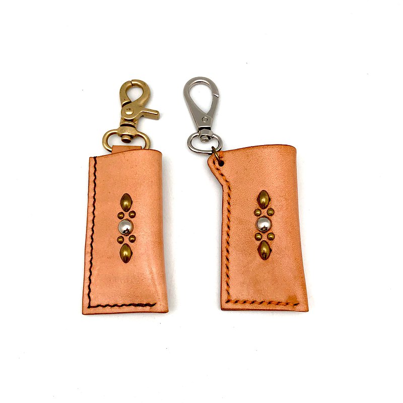 日式侘寂風格設計，舊化原色植鞣革搭配黃銅卯釘，隨著時間與使用逐漸養成焦糖色的皮革，讓您體現「侘」的美學意識。