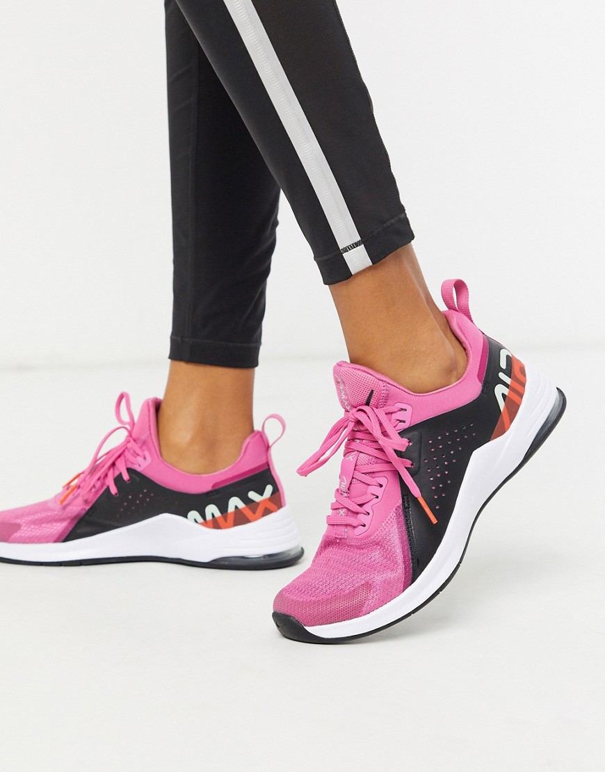 Trainers by Nike Working out just got techy Designed for station work and weight training Lace-up de