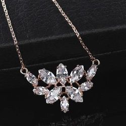 ◎玫瑰金項鍊水晶純銀吊墜|◎水晶、鑲鑽、珍珠、貓眼石|◎生日禮物、情人節禮物品牌定位:流行品牌品牌:米蘭精品適用性別:女生尺寸:吊墜:2.7*1cm/鍊長:45cm材質:925純銀材質說明:925純銀