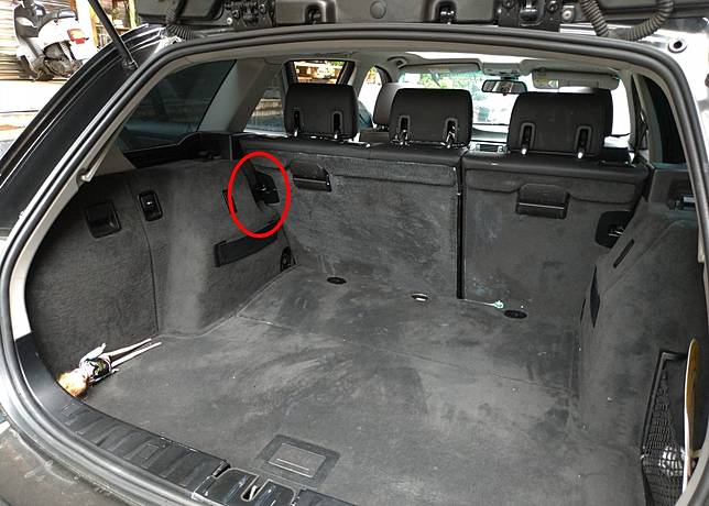 家屬猜測因為後座椅背卡榫沒扣緊，導致急踩剎車時椅背被翻覆的豆漿桶推倒。記者林昭彰／攝影