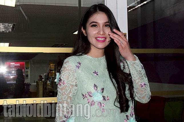 Buat Kolase Foto Sebelum dan Saat Hamil, Sandra Dewi Tetap Tuai Pujian