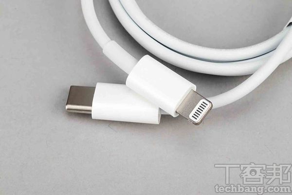 USB-C對Lightning 線iPhone 12系列的盒裝配件裡，只有一條USB Type-C對Lightning 連接線。