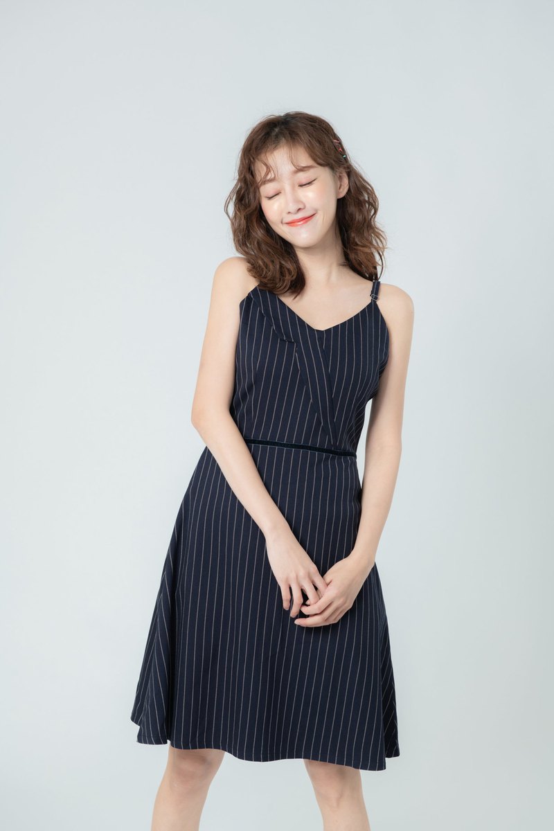 淑女深藍色吊帶直間連身裙,適合夏天穿搭