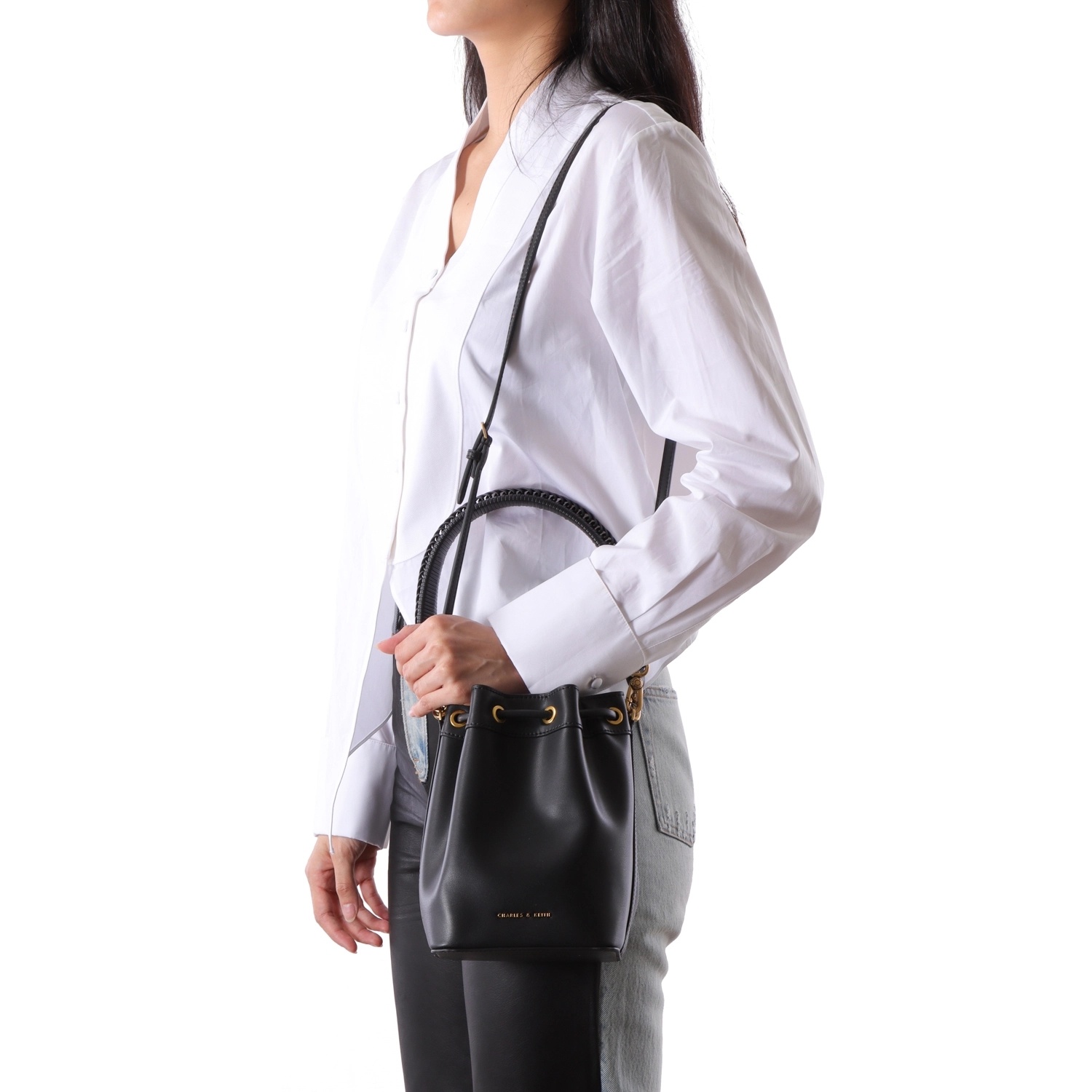 CHARLES & KEITH 編織提把水桶包-帆布拼接