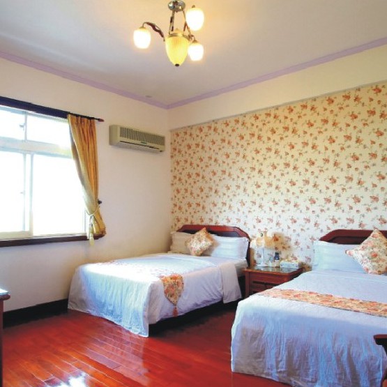 歐式宮廷建築風格的黃金屋，坐落於親水公園旁，水稻田環繞，地處宜蘭中心 點，到各景點皆方便。房間全面採用柚木實木地板、獨立筒彈簧床墊，六人房以 上並有挑高樓中樓的設計，適合大小家庭、機關團體住宿。早晨，