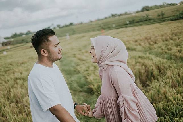 Gaya Pemotretan 8 Pasangan Seleb Saat Di Sawah Romantis Abis Brilio Net Line Today