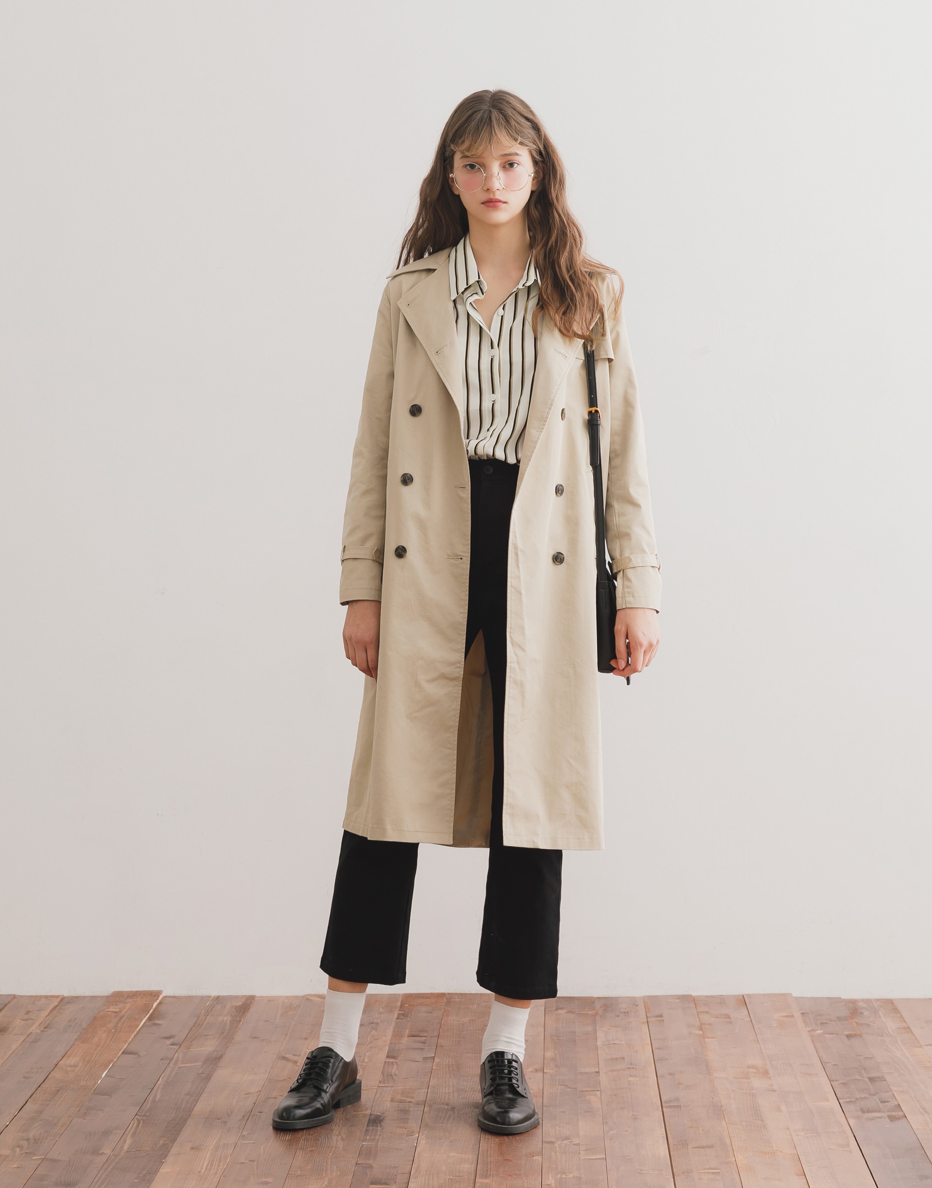 彈性：適中 適合秋天的百搭風衣外套、雙排釦設計、側邊有口袋、附綁帶、側邊有耳仔可以垂墜在後或綁在腰上