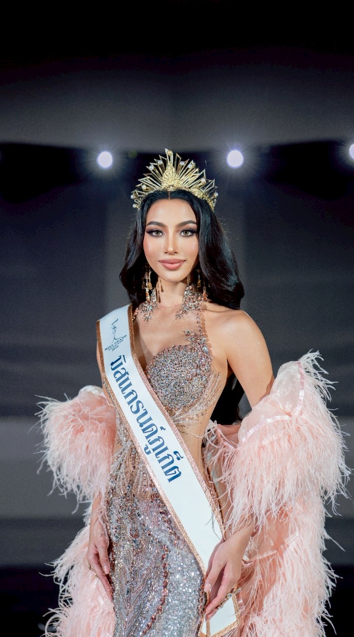 ด้อม 1 ไอลิน รองเท้าแก้ว 🤍