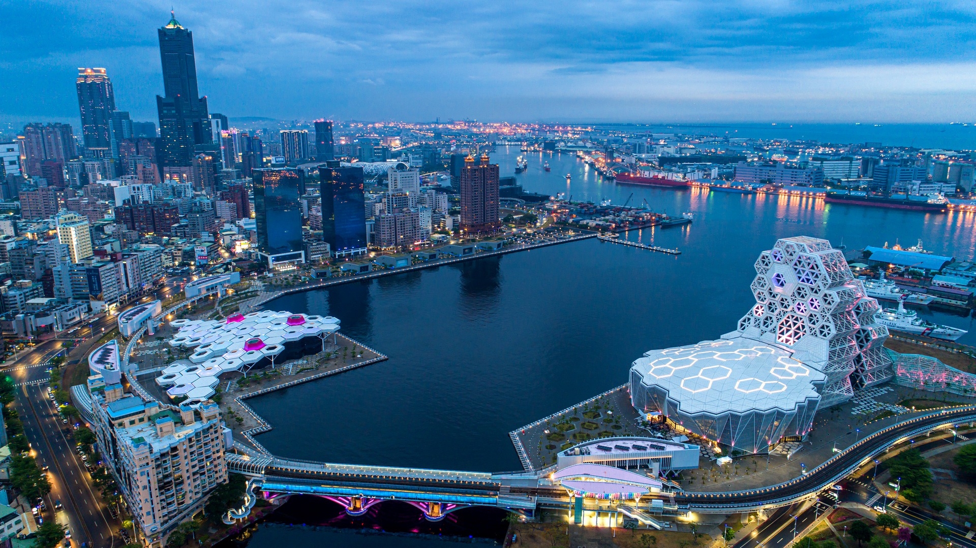 高流是南臺灣流行音樂展演核心，培育國內流行音樂才人與扶植音樂產業，更結合港灣美景，打造觀光休憩新場域。(圖片提供/高雄市政府觀光局)