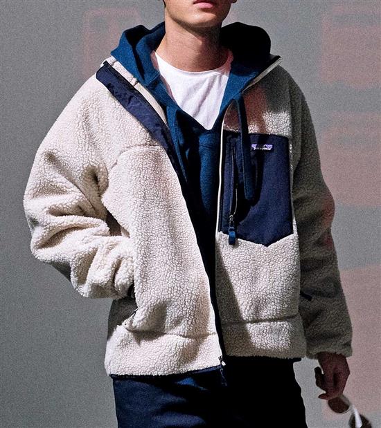 Patagonia經典Retro-X系列。復古的配色與保暖好搭配。Retro-X系列商品採用回收的聚酯纖維生產，毛絨帶有不易被水沾濕的特性，即便淋濕也能夠保持身體溫暖，內裡的防風層則能夠進一步提升保暖