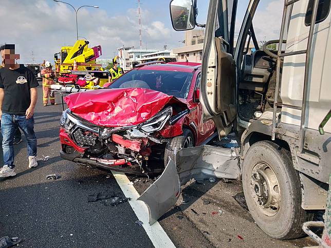 國道1號連環撞車禍　車體殘骸碎一地　4人輕傷