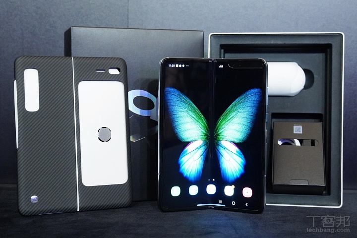 隨盒會附上 Galaxy Buds 真無線藍牙耳機、Aramid Fiber 薄型背蓋以及充電組