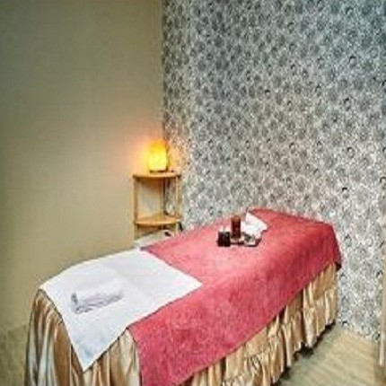 薄荷精油肩頸+薰衣草精油頭部spa b.葡萄柚精油下半身排水+全身嫩白去角質使用說明：1. 內容六選二:1.頭部spa 2.肩頸紓壓 3.眼部抗壓 4.美胸保健 5.局部雕塑 6.兒童/孕婦2. 優惠