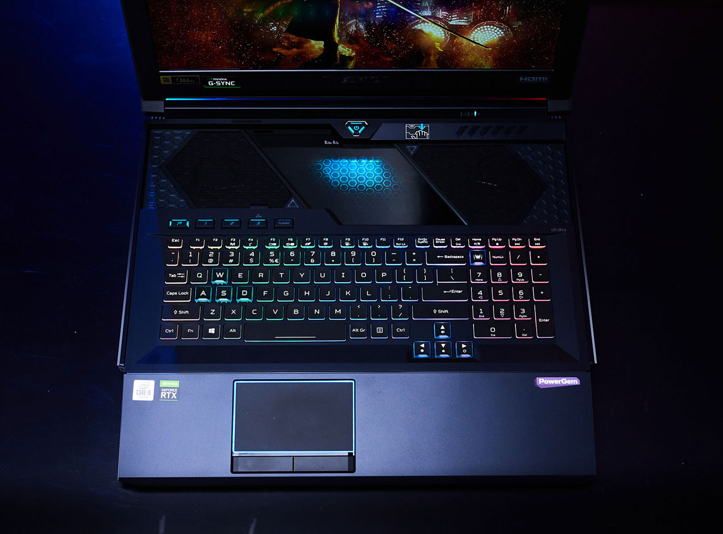 HyperDrift 鍵盤向下滑後，原本的手托區便成了符合人體工學的腕墊，C 面也能露出上方進氣口來強化散熱效果。