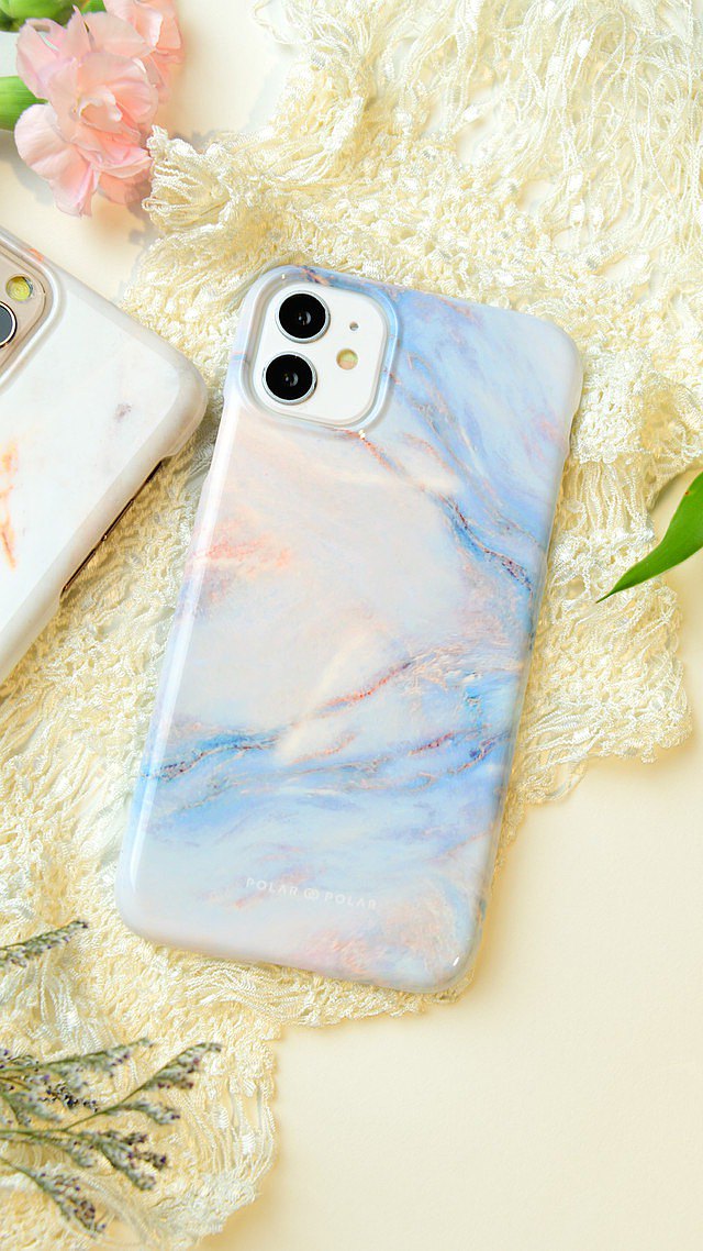 四邊全印飄飄仙子紋，優雅且容易配襯不同服飾。手機殼為單層手機殼，由具柔韌性及耐用的硬塑料（聚碳酸酯）製成，在裝拆手機殼時提供一定的柔韌。花紋由耐固油墨印製，耐用不易褪色。