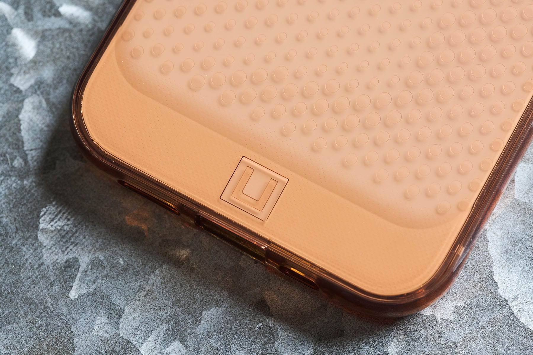 靠近底部位置也有一枚 「U」 的品牌 Logo。