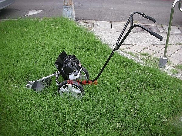 只要調整手把高度，可適用於任何身高的使用者。 nn設計嬌小，可進出一般手推式割草機無法進出的地形