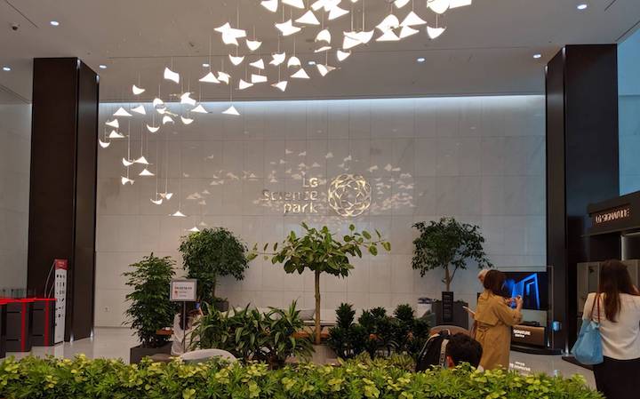 LG 智慧家庭全面啟動，CLOi 機器人進入生活、捲軸式電視指日可待