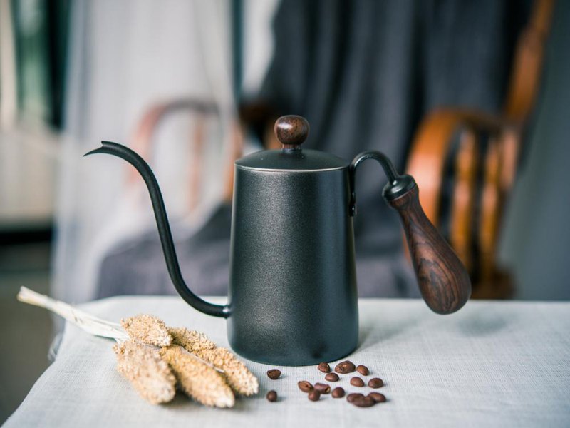 ?採用環保奈米陶瓷烤漆，顏色消光，耐磨抗腐蝕，適合沈穩低調的您。 ?專利之壺嘴角度設計，點滴、大小水柱等方式均有良好表現。 ?壺身裡面特別加裝穩定水流的擋水墊片，不論是初學者或是有經驗的老手都能擁有極