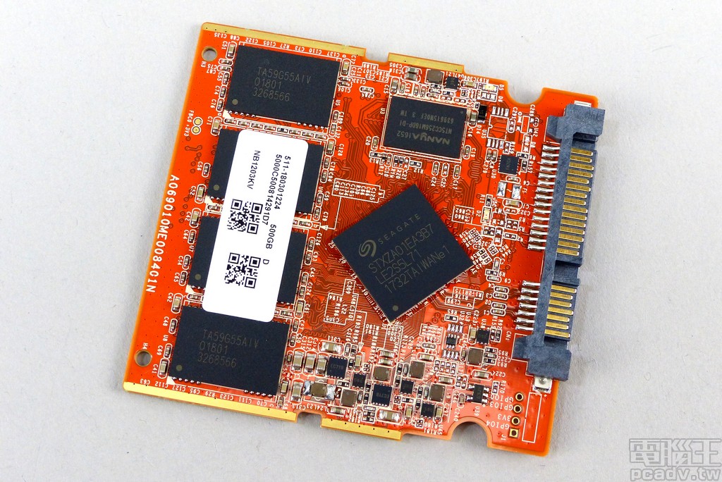 BarraCuda SSD 500GB 容量版本電路板正面，雖然防焊漆採用橘紅色版本，但依舊可以看出為 Phison 公版設計