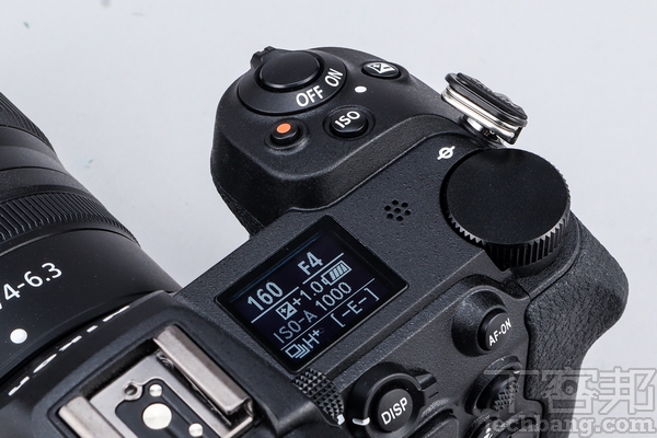 機頂螢幕 透過機頂螢幕資訊、前後滾輪、AF-ON 鈕可順暢的完成拍攝。