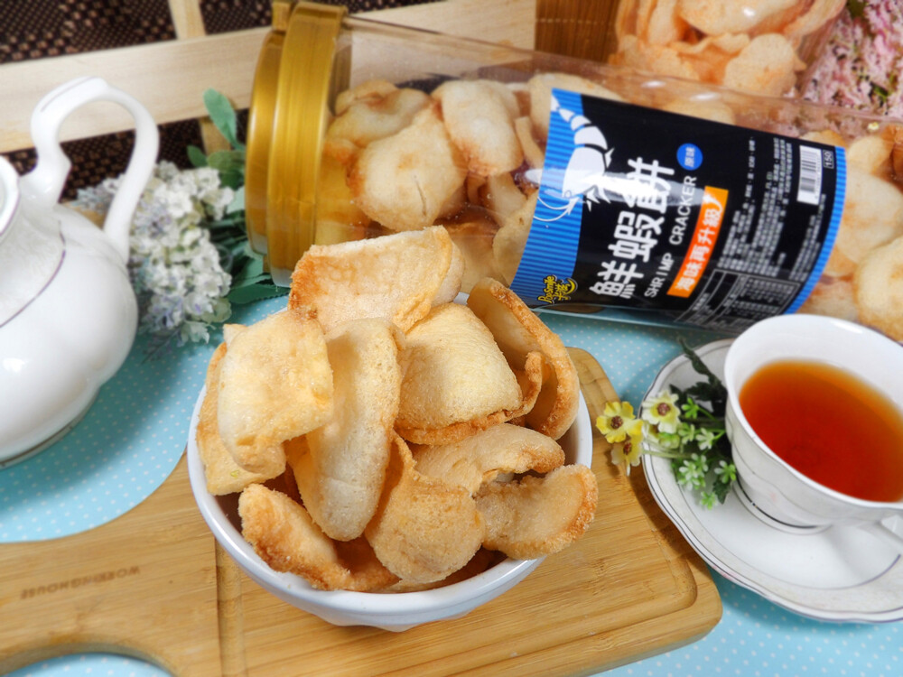 酥脆蝦餅片中帶著微微的海味 獨特美味工法完全展現蝦餅的鮮甜 酥酥脆脆的滋味吃一口就難忘 給你一吃就尬意的超涮嘴零食 商品名稱卡滋蝦喀鮮蝦餅120g任選 商品口味 1.原味 2.起司 3.海苔 4.辣味
