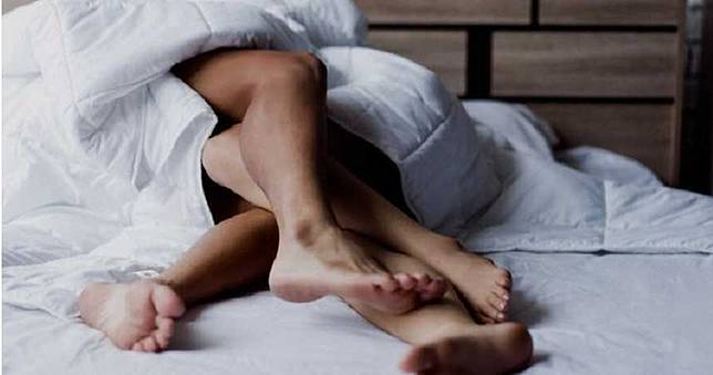 女兒難產死…丈母娘幫顧孩子　爬上床懷了女婿種「阿嬤秒變繼母」