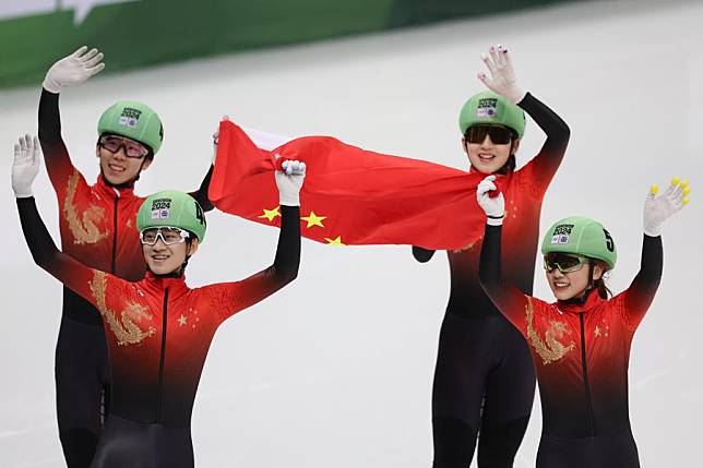 Yang Jingru, Li Jinzi, Zhang Xinzhe and Zhang Bohao (from R to L) of China celebrate after winning the mixed team relay of short track speed skating at the Gangwon 2024 Winter Youth Olympic Games in Gangneung, South Korea, Jan. 24, 2024. (Xinhua/Xu Yanan)