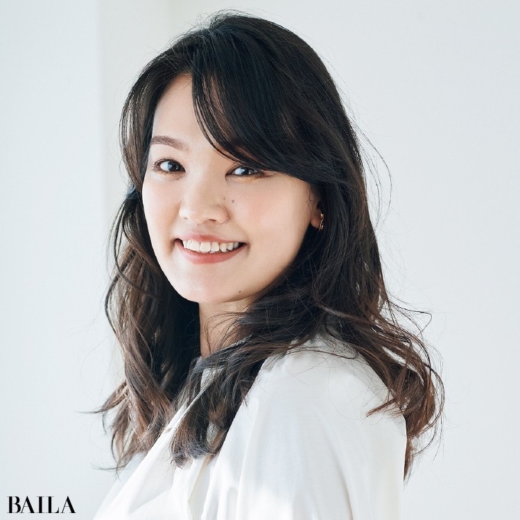 ロング 30代 40代の大人の髪型 働く女性の好感度ヘア エラ張りさん向け流し前髪の立体感ロング Baila News