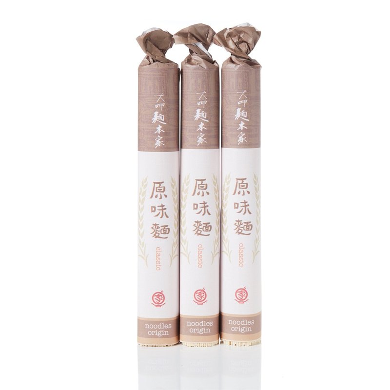 代代傳承、麵本家獨家的經典風味，來自於中部清澈的水質！ 唯有製麵達人六十年的真功夫，才能將麥穗鮮度完整保留在麵條中，讓您不只吃好味、更吃出新鮮！ 採用古法手工紙捲包裝。