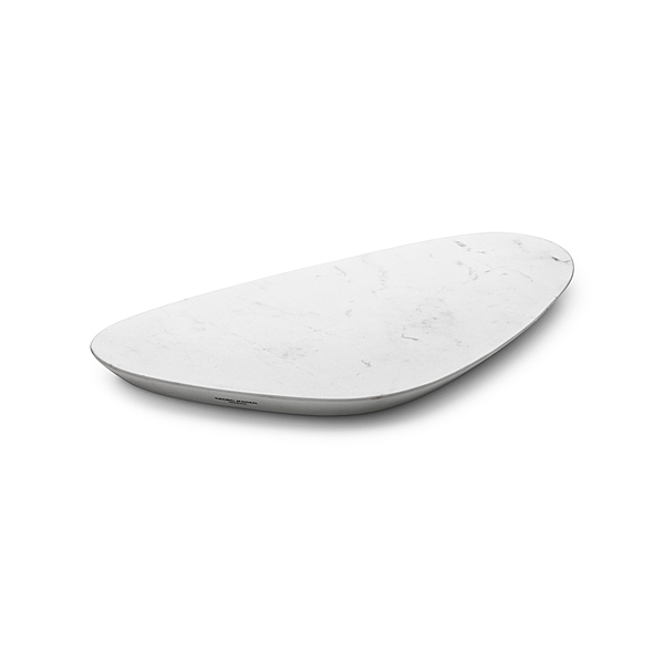 以象徵高雅脫俗的奢華大理石，以及特殊處理的煙燻橡木，為餐桌、工作桌呈現煥然一新的北歐風情。