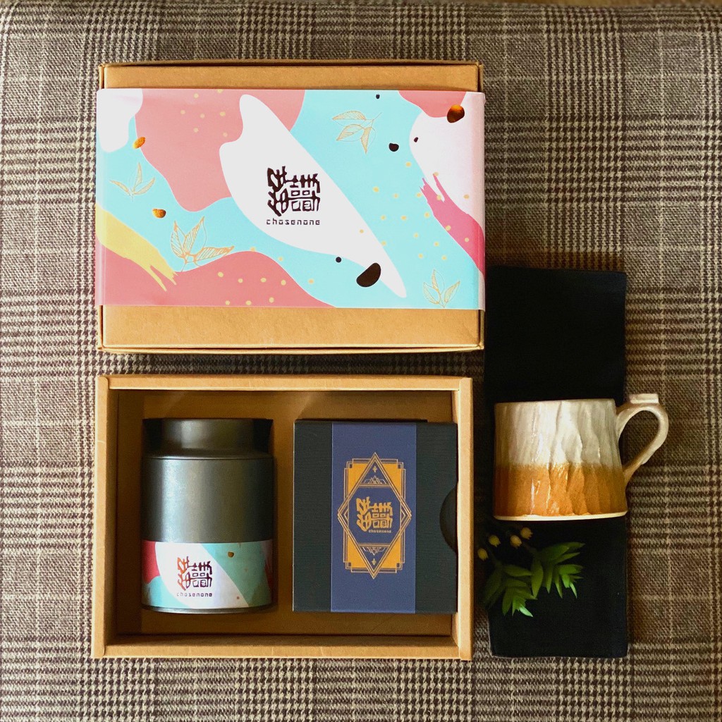 柳影梢月精選茶葉禮盒E·烏龍陶杯組 茶器禮盒內容 │悠然‧在地藝術家限量手作陶杯 1只高山烏龍50g---------------------------------工藝家｜信奇窯 - 賴信宇、張雯琳