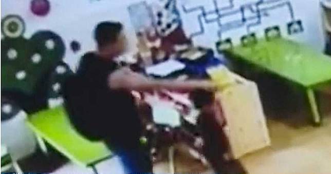 兒被霸凌「額頭留深疤」！父親不忍了...要兒子打回去：不用怕爸爸在