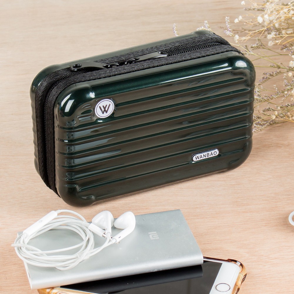 【商品簡介】行李箱造型多功能過夜包硬式保護殼材質 耐髒易清洗多層格雙網袋設計 好收納 輕量化設計時尚又實用 分類清楚 外出攜帶更方便★7色任選★ 可放5.5吋手機#宜家寶旅型收納專區♥ 優惠連結請點選