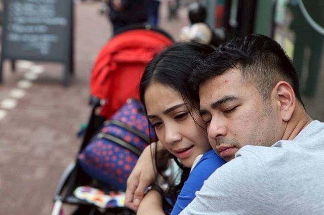 12 Foto Tak Sadar Kamera, Raffi Ahmad dan Nagita Slavina Ternyata Memang Mesra Sehari-hari